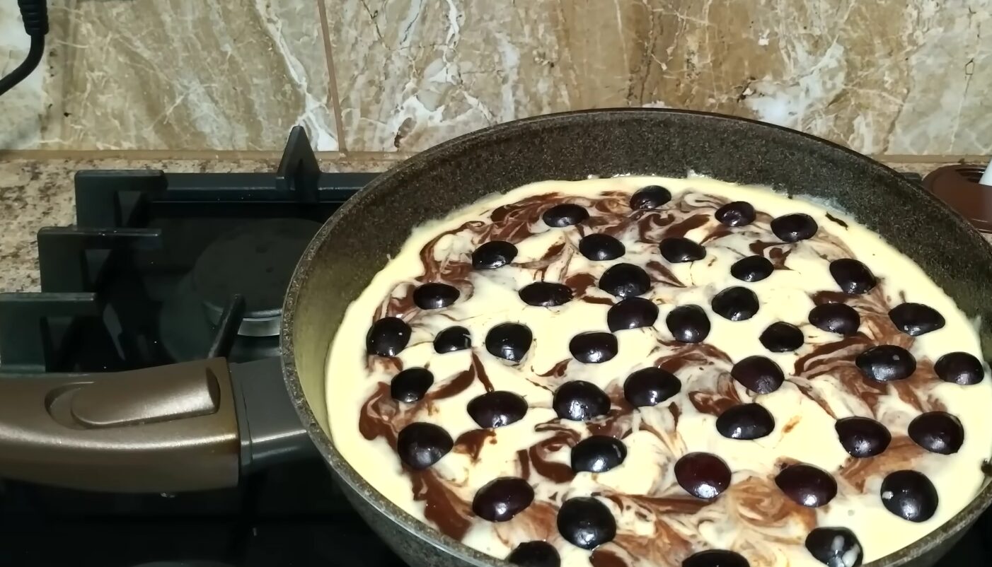 пиріг з черешнею на сковороді рецепт